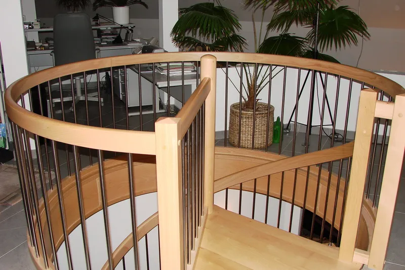 Jasne schody spiralne z metalowymi tralkami i okrągłą galerią, zdjęcie 5