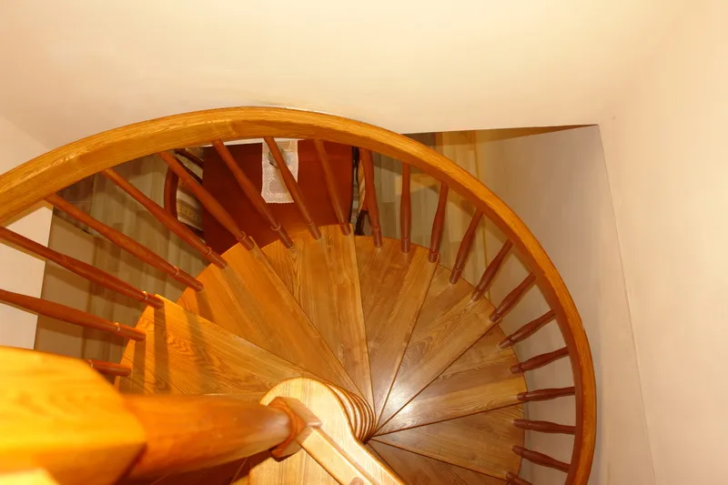 Schody spiralne drewniane z prostymi tralkami, zdjęcie 4
